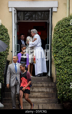 Washington DC, USA. 31. März 2013. US-Präsident Barack Obama geht mit Töchtern Sasha (vorne) und Malia (hinten) als First Lady Michelle Obama Reverend Dr. Luis Leon nach ein Ostergottesdienst in der St. Johns Episcopal Church in Washington, Sonntag, 31. März 2013 umarmt. Foto: Drew Angerer/CNP/Dpa/Alamy Live News Stockfoto