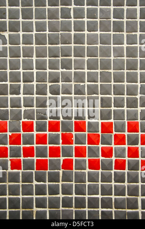 graue und rote Fliesen Wand Hintergrund und Struktur Stockfoto