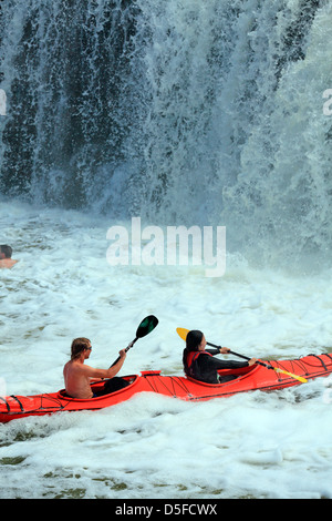 Kajakfahren im Haruru Falls am Fluss Waitangi in Northland. Stockfoto