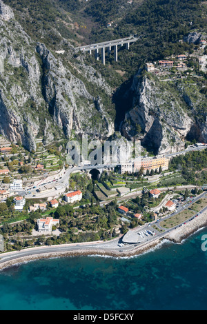 LUFTAUFNAHME. Internationale Grenze zwischen Menton, Frankreich und Ventimiglia, Italien. Stockfoto