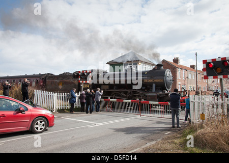 Die Menschen sehen ein spezieller Zug K4 Die große Marquess Pass über Bahnübergang ar Marchey's House North East England Großbritannien Stockfoto