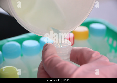 Füllen Sie chemische Wasser die Flasche. Stockfoto