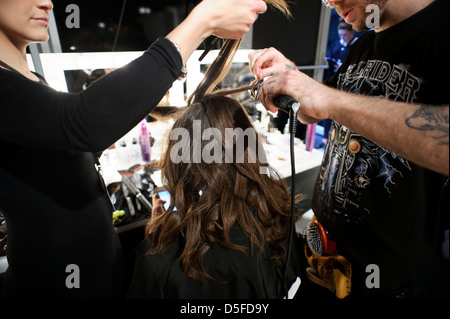 Ein Modell wird vor dem Zoe Jordan Kollektion während der London Fashion Week vorbereitet. Stockfoto