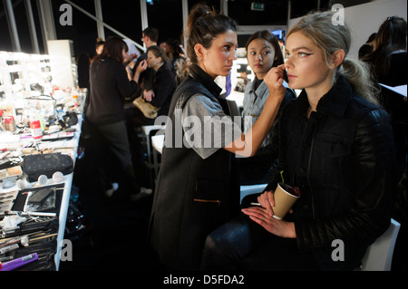 Ein Modell wird vor dem Zoe Jordan Kollektion während der London Fashion Week vorbereitet. Stockfoto