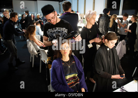 Ein Modell wird vor dem Zoe Jordan Kollektion während der London Fashion Week vorbereitet. Stockfoto