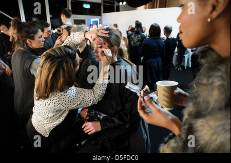 Ein Modell wird vor dem Zoe Jordan Kollektion während der London Fashion Week vorbereitet. Stockfoto