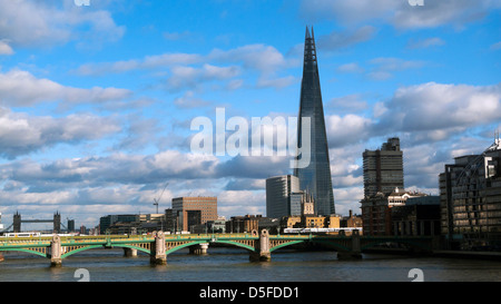 Stadtbild Blick auf den Shard Gebäude, die Southwark Bridge und der Tower Bridge über die Themse in London, England, UK KATHY DEWITT