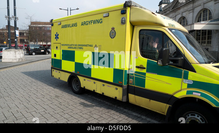 Ein NHS Krankenwagen parkten außerhalb Cardiff-Bahn zum Hauptbahnhof von Wales UK KATHY DEWITT Stockfoto