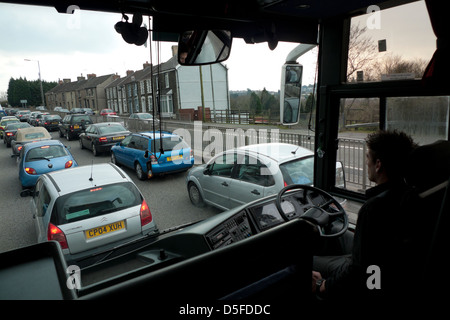 Arriva Züge Ersatzbussen Beförderung von Passagieren aus Llanelli, Arbeit auf der Strecke Loughor nähert sich Swansea Wales zu umgehen Stockfoto