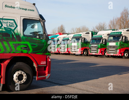 Volvo FH FM Transportlogistik. Eddie Stobart LGVs parkte an einer Tankstelle in Carnforth, Lancashire, Großbritannien Stockfoto