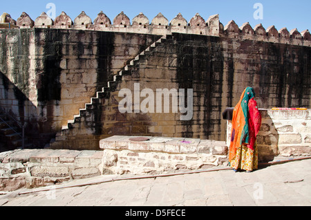 Inderin mit Sari und Festung Wand in Jodhhur, Indien Stockfoto