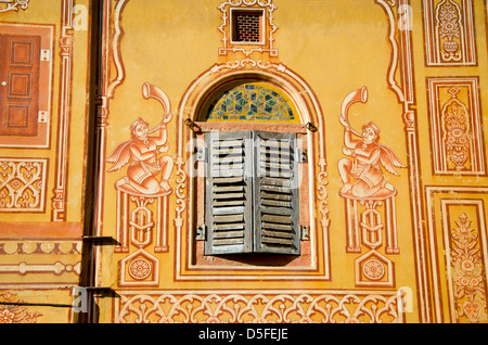 dekorative Wand- und alte Holzfenster in Jaipur, Indien Stockfoto