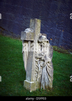 Engel mit Kreuz in Friedhof UK Stockfoto