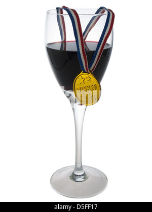 Glas mit Rotwein mit einem Medaillengewinner Stockfoto