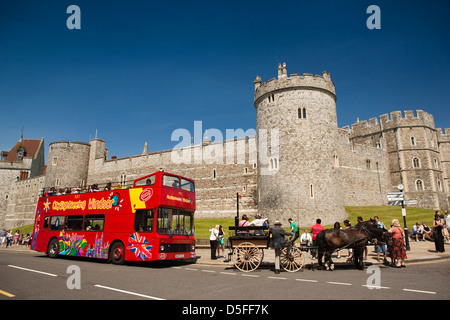 England, Berkshire, Windsor, offenen gekrönt Sightseeingbus und Pferdekutsche vor dem Schloss Stockfoto