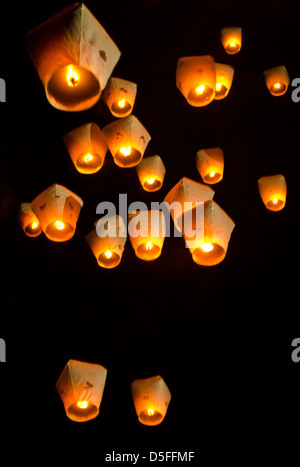 viele chinesische Laternen schweben in den Himmel während Sky Lantern Festival in Taiwan, 2 Wochen nach dem chinesischen Neujahrsfest gefeiert Stockfoto