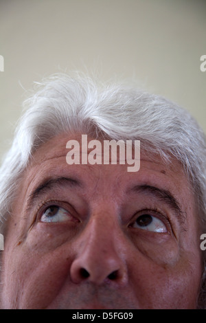 Mann mit silbernen Haar nachschlagen Stockfoto