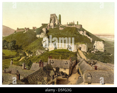 Dieses Bild zeigt das historische Corfe Castle in Dorset, England, eine mittelalterliche Festung aus dem 11. Jahrhundert. Erbaut von Wilhelm dem Eroberer, zeigt es das strategische Design und die architektonischen Merkmale, die typisch für die normannische Zeit sind. Die Ruinen sind Zeugnis der mittelalterlichen Geschichte Englands. Stockfoto
