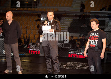 Rom, Italien. 30. März 2013. Im Palast des Sports in Viale Tiziano Phänomene des Mixed Martial Arts wurden in den "Käfig" Adrenalin pur für die Zuschauer geben. Die spektakuläre Natur dieser Veranstaltung liegt in der Kombination verschiedener Disziplinen, die in einem einzigen Match zusammenkommen, die in einem Käfig von 9 Metern stattfindet. Nichts ist verboten. War bei weitem die interessanteste Show auf der nationalen Szene.  Sehr hervorgehoben, dass das Spiel zwischen den brasilianischen Fabricio Nascimento gegen Marco Santi endete mit dem Sieg von Marco Santi - 30. März 2013 in Rom. Stockfoto