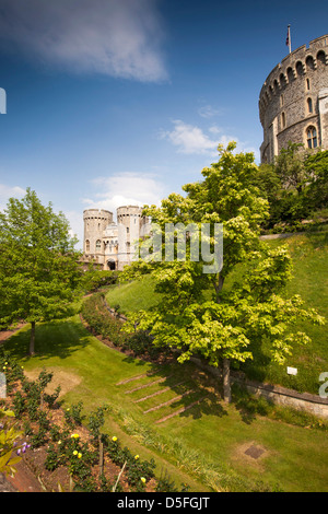 England, Berkshire, Windsor Castle, mittlere Ward, Norman Gate und Runde Turm Garten Stockfoto