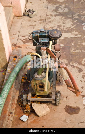 alt und Grunge-Generator in Varanasi Straße, Indien Stockfoto