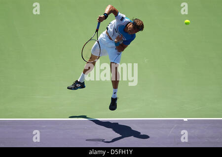 Miami, Florida, USA. 31. März 2013. David Ferrer von Spanien dient gegen Andy Murray von Great Brittain in der Herren Finale bei den Sony Open im Crandon Park Tennis Center am 30. März 2013 in Key Biscayne, Florida. (Bild Kredit: Kredit: Joe Scarnici/ZUMAPRESS.com/Alamy Live-Nachrichten) Stockfoto