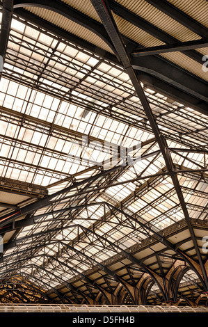 Komplizierte Gusseisen glasierte viktorianischen Engineering und Detail des Daches an der Liverpool Street Station mit Halle unter Stockfoto