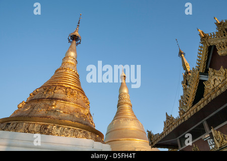 Stupas und das Dach des einen Betsaal (Hauptstupa im Zentrum), Shwedagon-Pagode, Yangon (Rangoon), Myanmar (Burma) Stockfoto