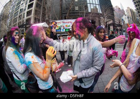 Farbpulver wird auf den Gesichtern der Teilnehmer angewendet, wie die indische Holi feiern Stockfoto