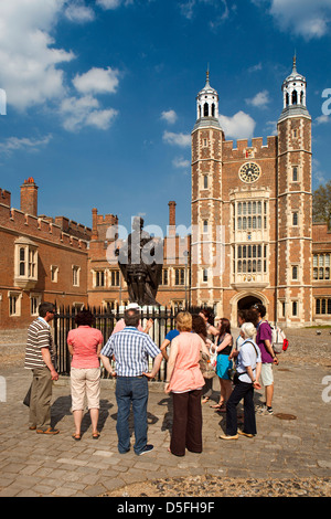 England, Berkshire, Eton College tour Besuchergruppe von Statue von Henry VI von Lupton Turm Stockfoto