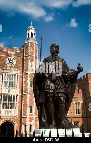 England, Roben Berkshire, Eton College, 1719 Gründer Statue von Henry VI in Strumpfband von Francis Bird Stockfoto