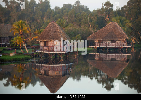 Morgen-Stimmung bei Villa Guama, kleine Hotel ähnelt einem indischen Dorf auf Stelzen im Wasser in der Nähe von Boca de Guama entworfene Stockfoto