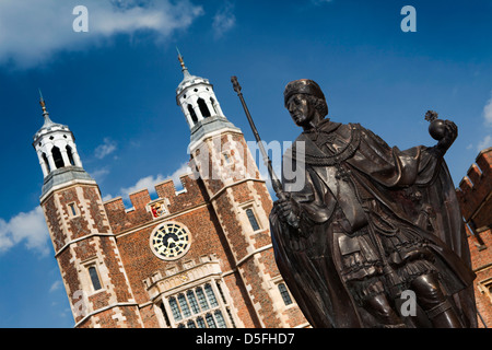 England, Roben Berkshire, Eton College, 1719 Gründer Statue von Henry VI in Strumpfband von Francis Bird Stockfoto