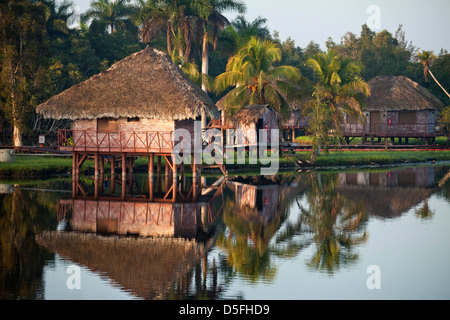 Morgen-Stimmung bei Villa Guama, kleine Hotel ähnelt einem indischen Dorf auf Stelzen im Wasser in der Nähe von Boca de Guama entworfene Stockfoto