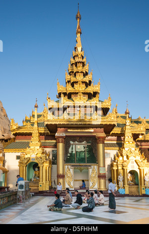 Ein Gebetsraum zur Shwedagon-Pagode, Yangon (Rangoon), Myanmar (Burma) Stockfoto