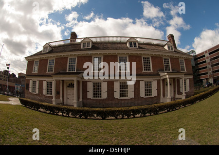 State Historic Site Philipse Manor Hall ist von Van der Donck Park in der Innenstadt von Yonkers gesehen. Stockfoto