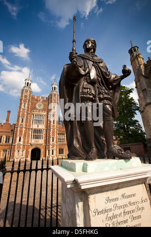 England, Berkshire, Eton College, Statue von Heinrich VI vor Lupton Turm Stockfoto