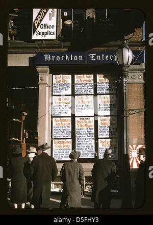 Männer und eine Frau lesen Schlagzeilen in Straßenecke Fenster Brockton Enterprise Zeitungsbüro am Heiligabend, Brockton, Mass. (LOC) Stockfoto