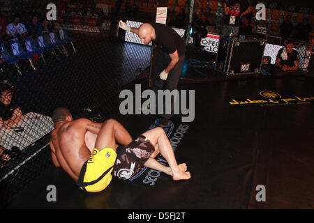 IMPERA MMA Fighting Championship 2013 Rom, das Spiel von Marco Santi gegen Fabricio Nascimento Stockfoto