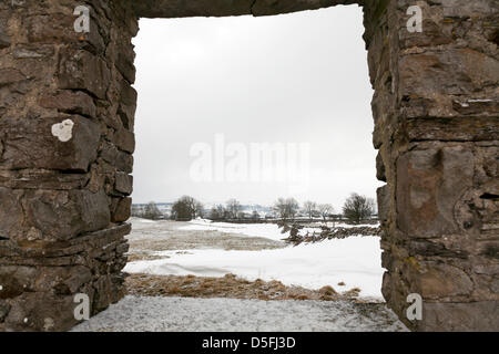 Yorkshire, Vereinigtes Königreich. 1. April 2013. Schnee noch dominieren die Landschaft der Yorkshire Dales. Straßen sind stellenweise wegen Schnee geschoben bis zu einer Seite, die jetzt zu brechen und fallen in die Straße Kredit immer noch kaum der Rede Wert: Paul Thompson/Alamy Live News Stockfoto