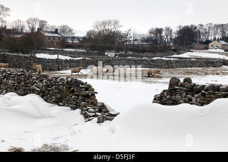 Yorkshire, Vereinigtes Königreich. 1. April 2013. Schnee noch dominieren die Landschaft der Yorkshire Dales. Felder sind noch kaum passierbar stellenweise wegen Schnee geschoben bis zu einer Seite, die jetzt zu brechen und fallen in die Straße Credit: Paul Thompson/Alamy Live News Stockfoto