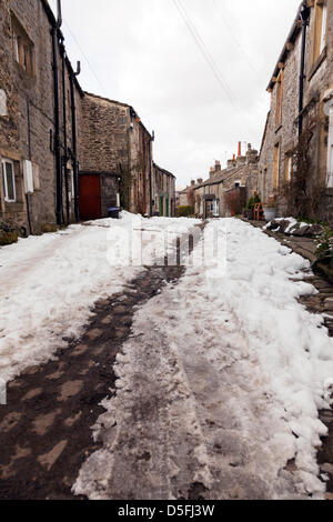 Yorkshire, Vereinigtes Königreich. 1. April 2013. Schnee noch dominieren die Landschaft der Yorkshire Dales. Straßen sind kaum befahrbar stellenweise wegen Schnee in Straße in Grassington Credit: Paul Thompson/Alamy Live News Stockfoto