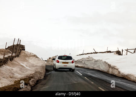 Yorkshire, Vereinigtes Königreich. 1. April 2013. Schnee noch dominieren die Landschaft der Yorkshire Dales. Straßen sind stellenweise wegen Schnee geschoben bis zu einer Seite, die jetzt zu brechen und fallen in die Straße Kredit immer noch kaum der Rede Wert: Paul Thompson/Alamy Live News Stockfoto