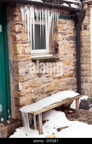 Yorkshire, Vereinigtes Königreich. 1. April 2013. Schnee und Eiszapfen dominieren nach wie vor die Yorkshire Dales Landschaft Eiszapfen gebildet auf Bank und Dachrinnen Credit: Paul Thompson/Alamy Live News Stockfoto