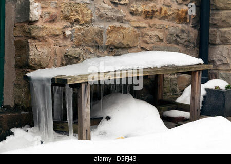 Yorkshire, Vereinigtes Königreich. 1. April 2013. Schnee und Eiszapfen dominieren die Landschaft der Yorkshire Dales. Straßen sind kaum befahrbar stellenweise wegen Schnee geschoben bis zu einer Seite, die jetzt beginnt zu brechen und fallen, um die Straße Eiszapfen gebildet auf einer Bank Credit: Paul Thompson/Alamy Live News Stockfoto