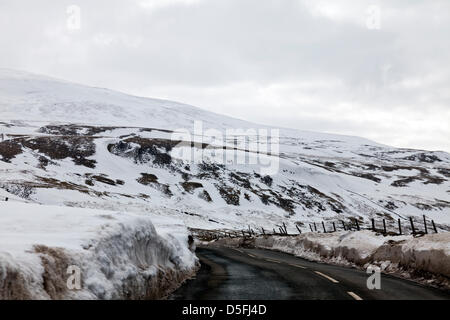 Yorkshire, Vereinigtes Königreich. 1. April 2013. Schnee und Eiszapfen dominieren die Landschaft der Yorkshire Dales. Straßen sind stellenweise wegen Schnee geschoben bis zu einer Seite, die jetzt zu brechen und fallen in die Straße Kredit immer noch kaum der Rede Wert: Paul Thompson/Alamy Live News Stockfoto