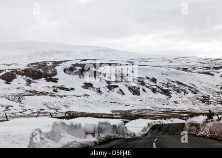 Yorkshire, Vereinigtes Königreich. 1. April 2013. Schnee und Eiszapfen dominieren die Landschaft der Yorkshire Dales. Straßen sind stellenweise wegen Schnee geschoben bis zu einer Seite, die jetzt zu brechen und fallen in die Straße Kredit immer noch kaum der Rede Wert: Paul Thompson/Alamy Live News Stockfoto