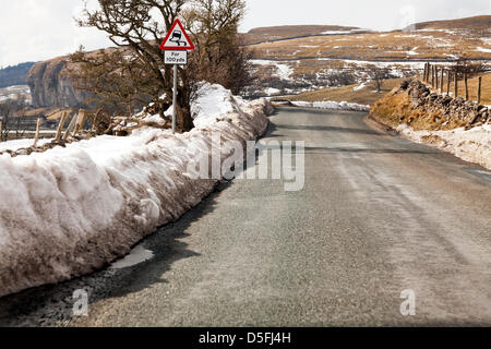 Yorkshire, Vereinigtes Königreich. 1. April 2013. Schnee noch dominieren die Landschaft der Yorkshire Dales. Straßen sind stellenweise wegen Schnee geschoben bis zu einer Seite, die jetzt zu brechen und fallen in die Straße Kredit immer noch kaum der Rede Wert: Paul Thompson/Alamy Live News Stockfoto