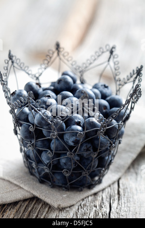 Frische Heidelbeeren auf Holztisch, selektiven Fokus Stockfoto