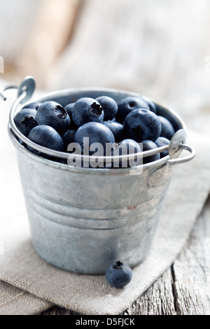 Frische Heidelbeeren in kleinen Eimer, selektiven Fokus Stockfoto